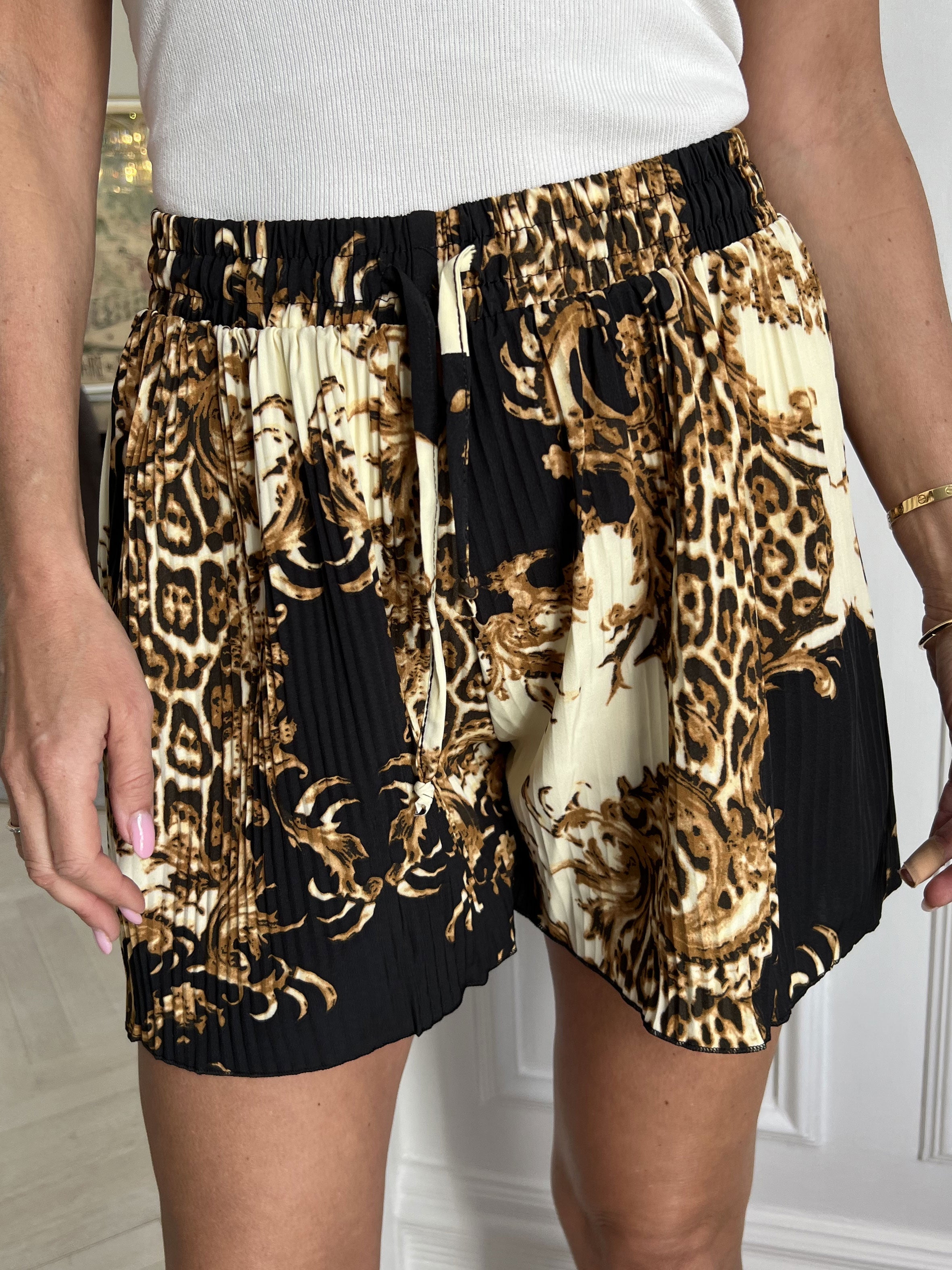 Sophia Short - Söta plisserade shorts med resår i midjan